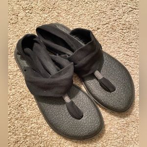 Sanuk sandals size 6